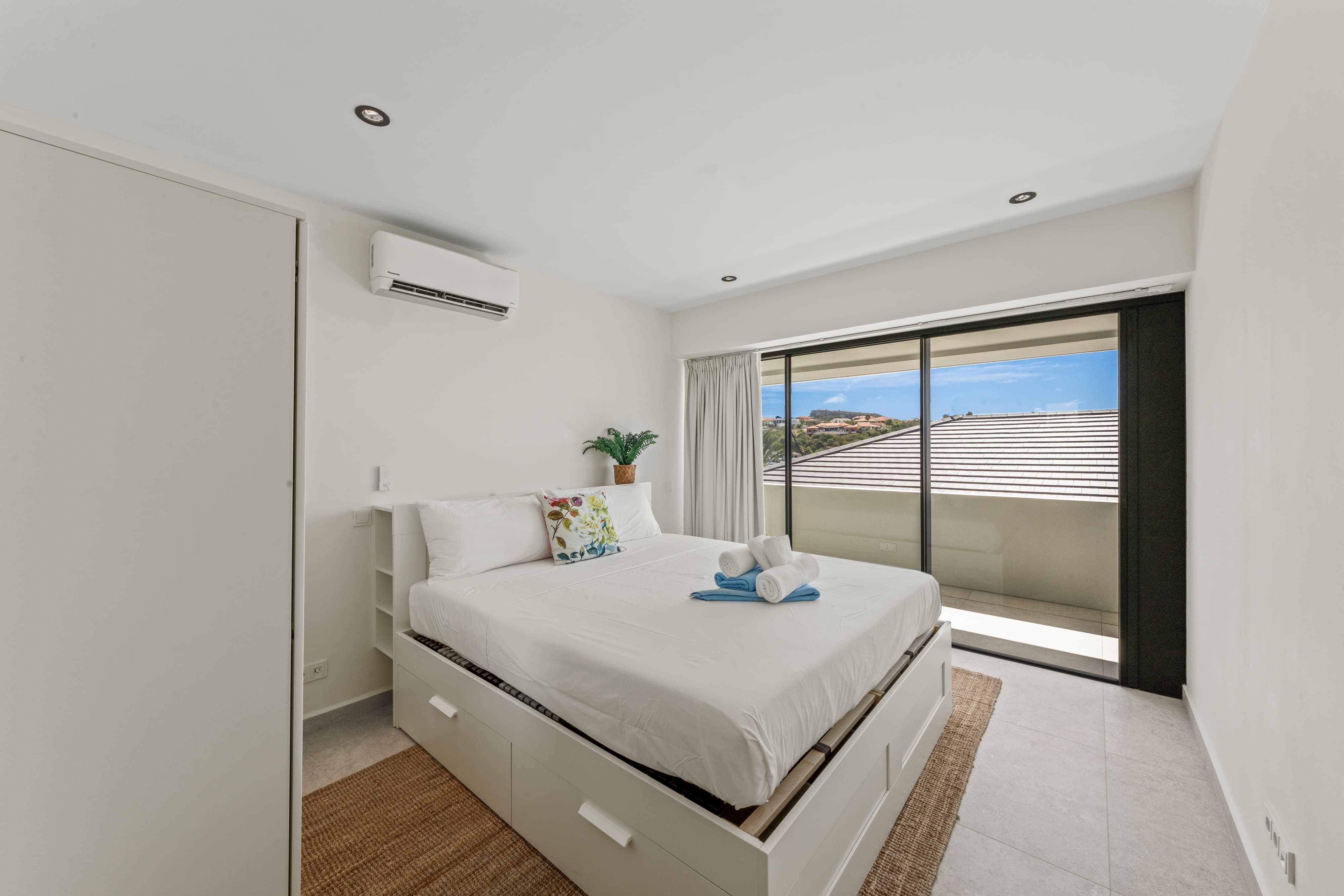 Holland House - Blue Bay - on a cliff with a phenomenal sea view